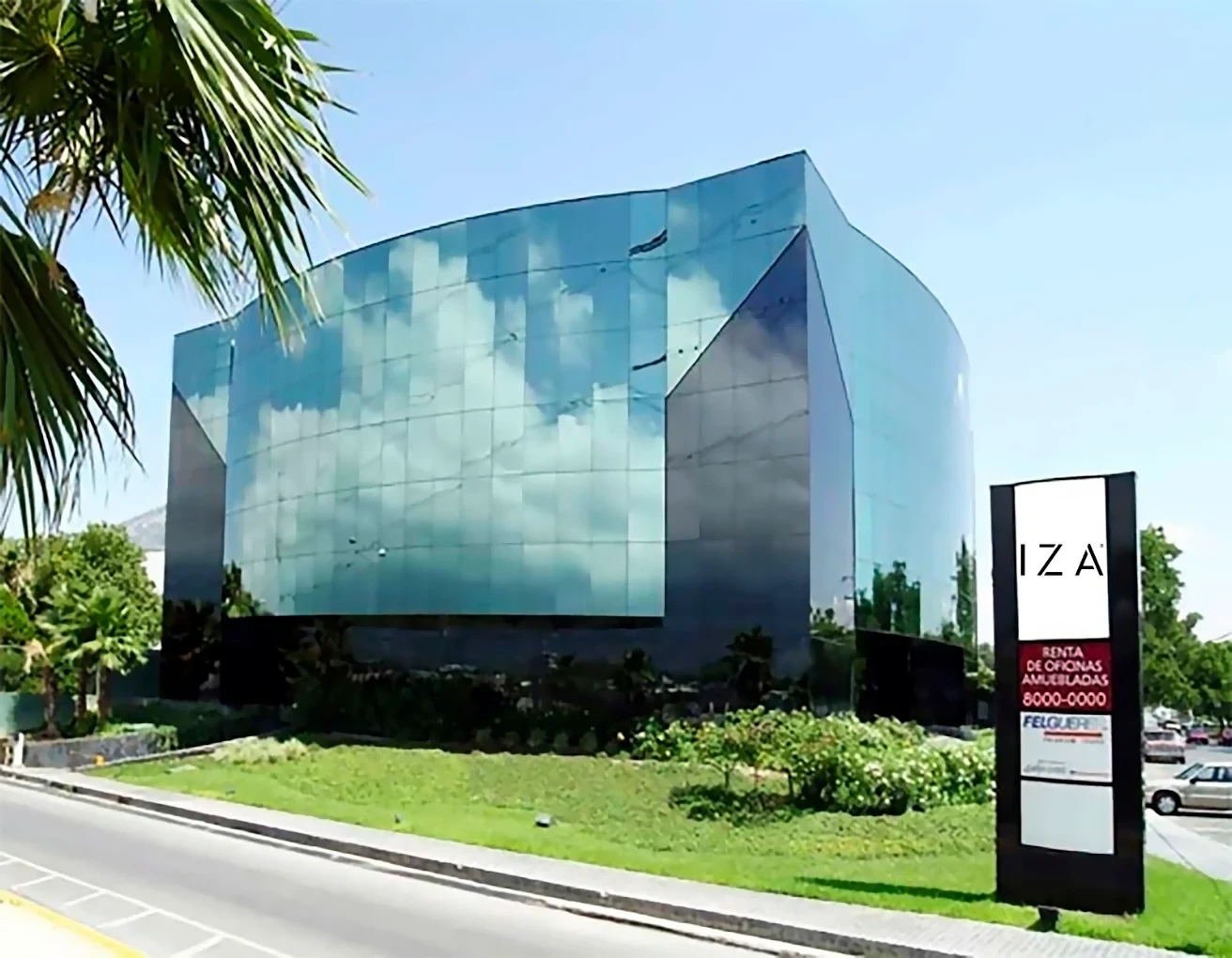 Fachada de IZA Business Center, sede en Monterrey